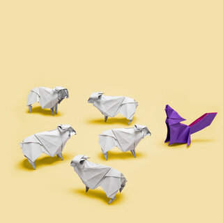 Origami von 5 Schafen vor einem Wolf