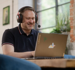 Image of a customer service representative in conversation